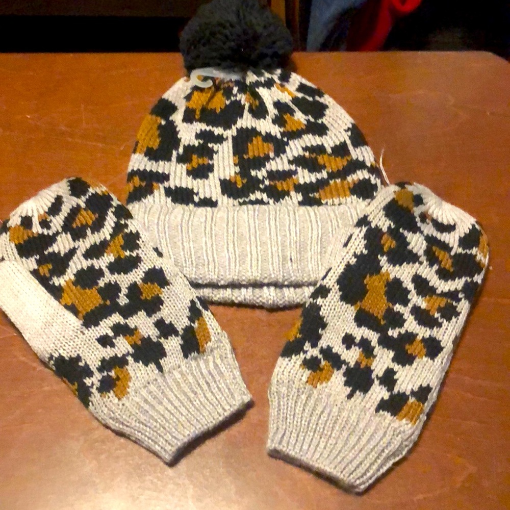 Animal print hat and glove set